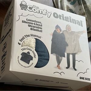 NWT!! The comfy original Sherpa lined microfiber wearable plush blanket NAVY